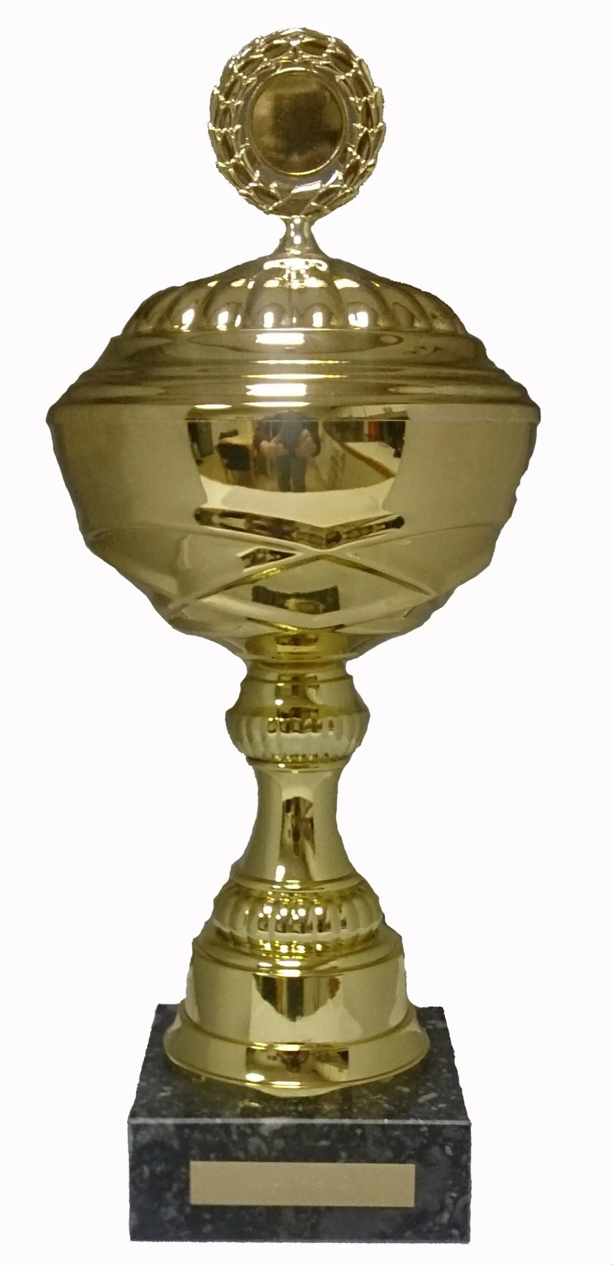 Guldpokal med lock på marmorfot