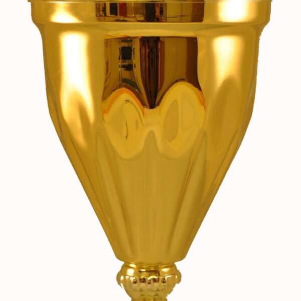 Guldpokal med lock på marmorsockel