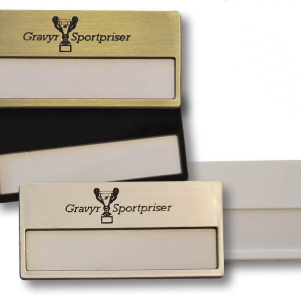 Namnbricka med fönster